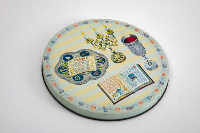 Bartons ארה"ב - קופסת פח לשוקולדים כשרים לפסח. וינטג' משנות ה-70, 
מידות 26/3 ס"מ