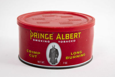 Prince Albert ארה"ב - קופסת טבק. קופסה עשויה פח, עם מכסה פלסטיק תואם, 
מלאה בחוטים וכלי תפירה 