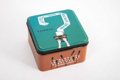 What Vintage Are you? קופסת פח לשעון פוסיל. קופסת אספנות של שעון Fossil 
משנות ה-90 
מידות 9/9/5 