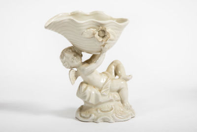 מלאך נושא קונכיה. כלי פורצלן ישן ואיכותי, 
בדמות מלאך קטן נושא קונכיה גדולה. 
וינטג' תוצרת יפן 