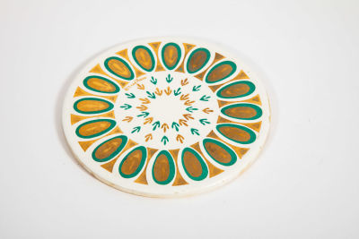 תחתית קרמיקה יפה לכלים חמים. תחתית קרמיקה מוצמדת למשטח שעם, 
להנחת סירים וכלים חמים, 
מצויירת 