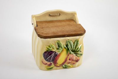 מלחיה תלויה. מלחיית קרמיקה עם מכסה עץ, 
לתליה על הקיר או הצבה על משטח, 
מעוטרת בתבליטי פירות 