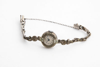 Phenix שווייץ - שעון כסף שוויצרי, מנגנון מתיחה, תקין. שעון לילדה, ליד קטנטנה, בהיקף 15 ס"מ 
עשוי 