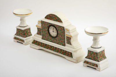 סט למדף האח, גרניטורה מרשימה הכוללת שעון ושני פמוטים. קרמיקה מעוטרת בציור יד של דוגמת פרחים 