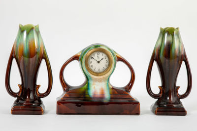 Thulin בלגיה - גרניטורה ארט נובו עתיקה. סט פאיינס בלגי למדף האח, 
הכולל שעון ושני אגרטלים, 
גלזורה 