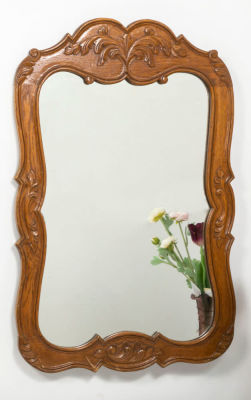 מראת גוף יפהפיה במסגרת עץ אלון מגולפת בעבודת יד. מראה ישנה מאד, 
כבדה ואיכותית, 
במסגרת עץ אלון 