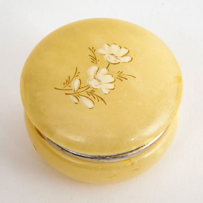 קופסת אגאט. קופסה עם מכסה נפתח על ציר מתכת, 
מעוטרת בהדפס עדין של פרחים. 
קוטר 7 ס"מ, גובה 4.5 ס"מ