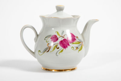קנקן תה רוסי, עשוי פורצלן, מעוטר בפרחים בציור יד, . חתום, 
18/14 ס"מ.