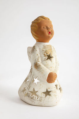 פמוט מלאך. פמוט חרס, בדמות מלאך צעיר, שר בגאון, 
השמלה שלו מעוטרת בחורים בצורת כוכבים, 
כדי 