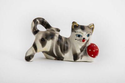 חתול משחק בכדור, פגם. פיגורינה מתוקה של חתול משחק בכדור אדום, 
שבר מתוקן באחת מרגליו (מצולם) 