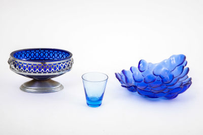לוט זכוכית כחולה. פירוט ומידות: 
קערת ענבים 16/18 ס"מ, 
קערית במסגרת מתכת 8/14 ס"מ, גובה 7.5 ס"מ 