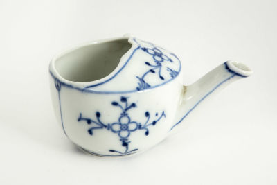 Invalid Feeding Cup - ספל לטיפול בחולה. ספל פורצלן עם ידית אחת, 
מצוייר בכחול קובלט על לבן 