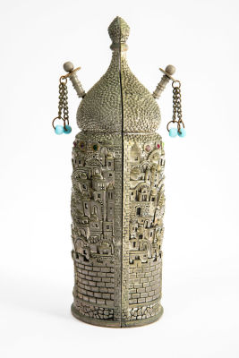 Karshi - ספר תורה בתוך בית. ספר תורה מנייר, מגולגל בתוך בית מהודר 
גובה 20 ס"מ, רוחב 7 ס"מ