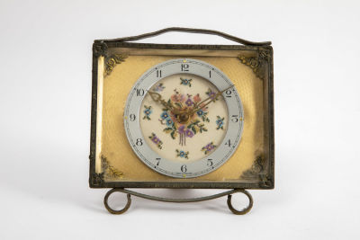 שעון אנגלי מכאני עתיק, תקין, עם גב גובלן. שעון שולחני אנגלי עתיק, 
ויקטוריאני, מהמאה ה-19, 
גב 