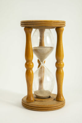 שעון חול גדול ומרשים. שעון חול ישן, 
זכוכית מלאה בחול דק, בכלוב עץ בהיר, 
וינטג' אירופאי. 
מידות 