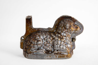 תבנית ליציקה של דמות כבש. כבש ברזל, נפרד לשני חלקים, 
ליציקה של דמות כבש 
מידות 11/22 ס"מ, גובה 