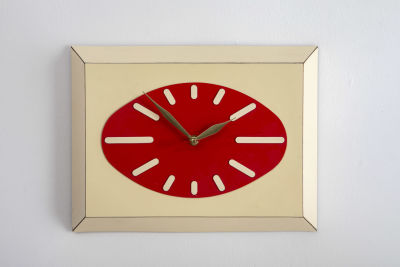 שעון עץ מצופה פורמייקה. מנגנון סוללה תקין (חדש) 
מידות 25/33 ס"מ 
וינטג' גרמני משנות ה 70.