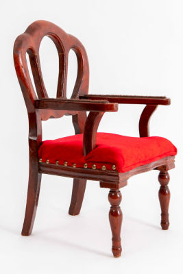 כסא וינטג' לבובה גדולה (או ילד מאד קטן), בסגנון עתיק. עץ מעוגל בגוון מהגוני, 
מרופד באדום עם 