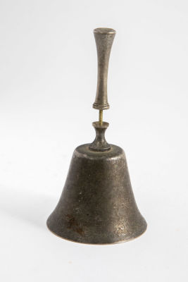 פעמון מתכת ישן. פעמון ישן בעל צליל בהיר וצלול 
גובה 11 ס"מ 
נראה שחסר חלק בידית, כפי שניתן לראות 