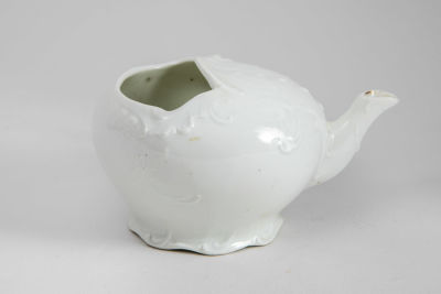 ספל לטיפול בחולה. ספל פורצלן מסוגנן, 
עם פיה ארוכה וידית אחת, 
כדי לתת שתיה לאדם שמרותק למיטתו. 