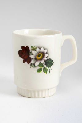 Boch בלגיה - ספל קרמיקה ישן, מעוטר בהדפס פרחים. גובה 8.5 ס"מ