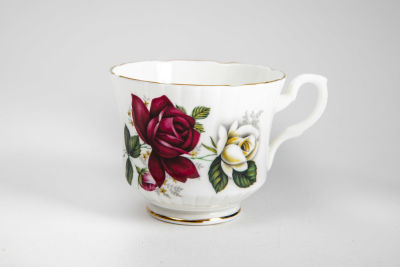 Royal Stafford אנגליה - ספל פורצלן Bone China עדין. מעוטר בהדפס ורדים, 
חתום, תוצרת Royal Stafford 