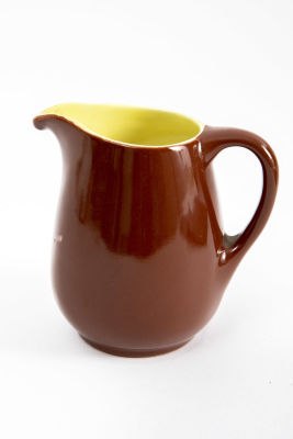 חלבון 1/4 ליטר, חום וצהוב. קנקן קרמיקה קטן, 
בנפח של 1/4 ליטר (הטבעה של 1/4 בבסיס) 
גלזורה 