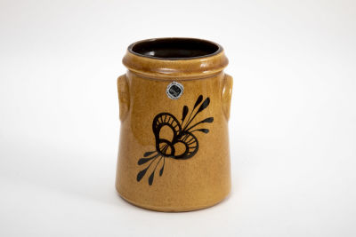 קרנת - אגרטל קרמיקה. 13/17 ס"מ 
חסרה ידית עץ, עם המדבקה