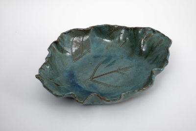 חתום א.ל. - קערת טרה קוטה דמויית עלה, גלזורה בגווני ירוק כחול. 32/27/7 ס"מ