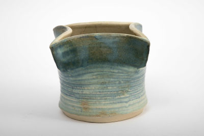 אגרטל קרמיקה חתום. 17/17/11.5 ס"מ