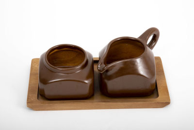 בית היוצר - סט חלבון וסוכרון מקרמיקה, על מגש העץ המקורי. גודל כולל - 27/14.5/10 ס"מ