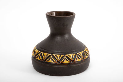 אגרטל קרמיקה עם עיטורים צהובים . 17/17 ס"מ