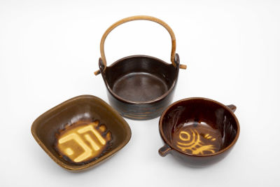 קרנת - 3 קעריות קרמיקה. ריבועית 13/13/4 ס"מ 
עגולה 15.5/12/5.5 ס"מ 
קערית עם ידית במבוק