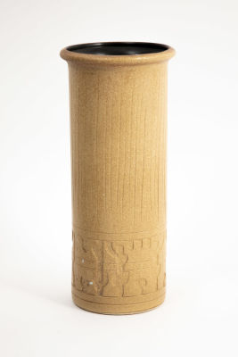 אגרטל לפיד בצבע מוקה. קוטר 13.5 ס"מ, גובה 29.5 ס"מ