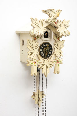 שעון קוקיה לבן. תקין לחלוטין, לאחר טיפול של שען מומחה, 
(אין אחריות לתקינות בשום שלב) 
24/17/15 ס"מ