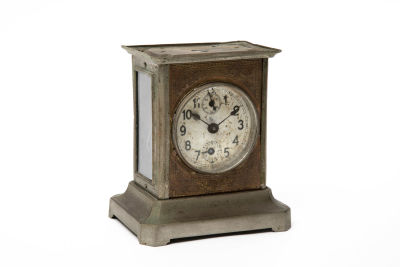 שעון פח שולחני. פעמון תחתון, 
פריט אספנות 
13.5/10 ס"מ, גובה 15 ס"מ