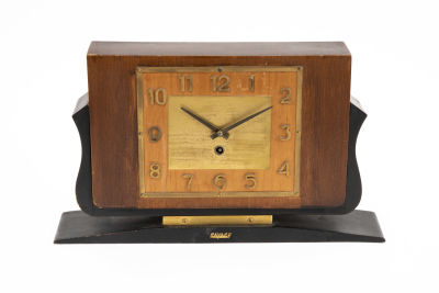 שעון שולחני מכאני גרמני. מנגנון ישראלי, תקין, 
(ללא אחריות לתקינות בשום שלב) 
42.5/9 ס"מ, גובה 