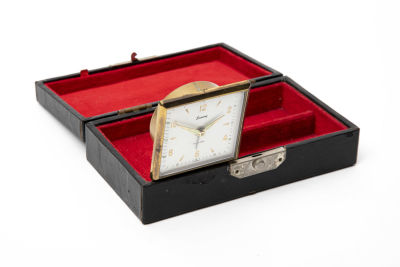 שעון מסעות דו מושבי. 15/8.5/5.5 ס"מ במצב סגור