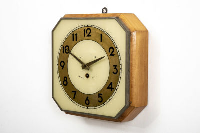 שעון קיר. מנגנון ישראלי, 
לא נבדק 
28/26.5 ס"מ, גובה 8 ס"מ