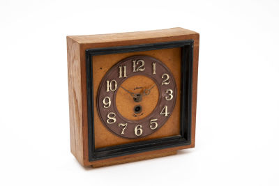 שעון שולחני מעץ. 19/6.5 ס"מ, גובה 20 ס"מ