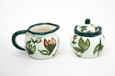 חלבון וסוכרון קרמיקה. מידות החלבון: 13/9.5 ס"מ, גובה 8 ס"מ 
מידות הסוכרון: קוטר 9.5 ס"מ, גובה 10 ס"מ