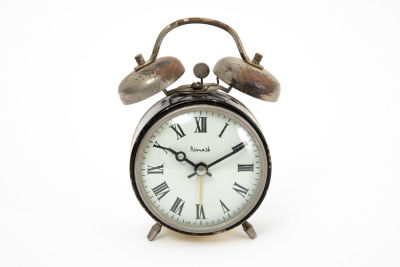 שעון מעורר שחור. 9.5/5 ס"מ, גובה 15 ס"מ