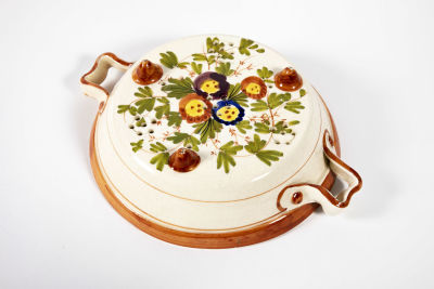 מסננת קרמיקה לתותים. מצוירת ביד, וינטג' בלגי, מוגבהת על 3 רגליים 
23/30/8 ס"מ