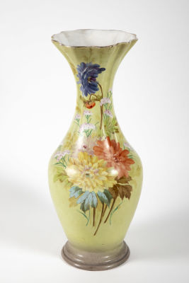 אגרטל פאיינס גדול מידות. מצויר כולו בעבודת יד, דוגמת פרחים על רקע ירקרק 
20/50 ס"מ