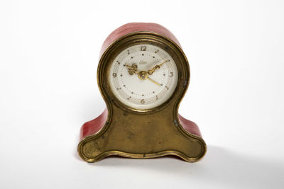 שעון מכאני אדום חתום. 10/4/10 ס"מ