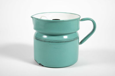 כלי הולנדי לחביצה או חלב, . עם כיסוי פטנטי שמונע גלישה, 
מידות 15/20/14 ס"מ 
סימני גיל לאמייל 