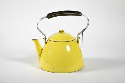 קומקום צהוב כבד. יציקת ברזל וציפוי אמייל, עם ידית עץ 
פגעי זמן שמוסיפים לו חן רב 
30/22/20 ס"מ 