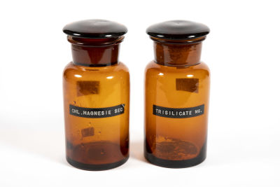 צמד בקבוקי בית מרקחת מזכוכית חומה. 8/18 ס"מ