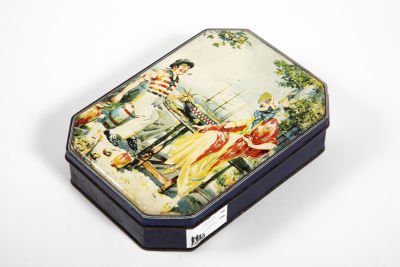 קופסת פח עם הדפס של זוג לצד דגם ספינה. 14/20/4.5 ס"מ