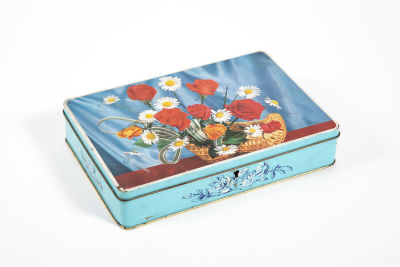 קופסת פח מעוטרת בהדפס פרחים. עם מנעול ללא מפתח 
25/17/5 ס"מ